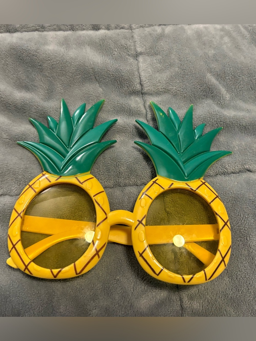 Novelty Pineapple Sunglasses in Yellow and Green